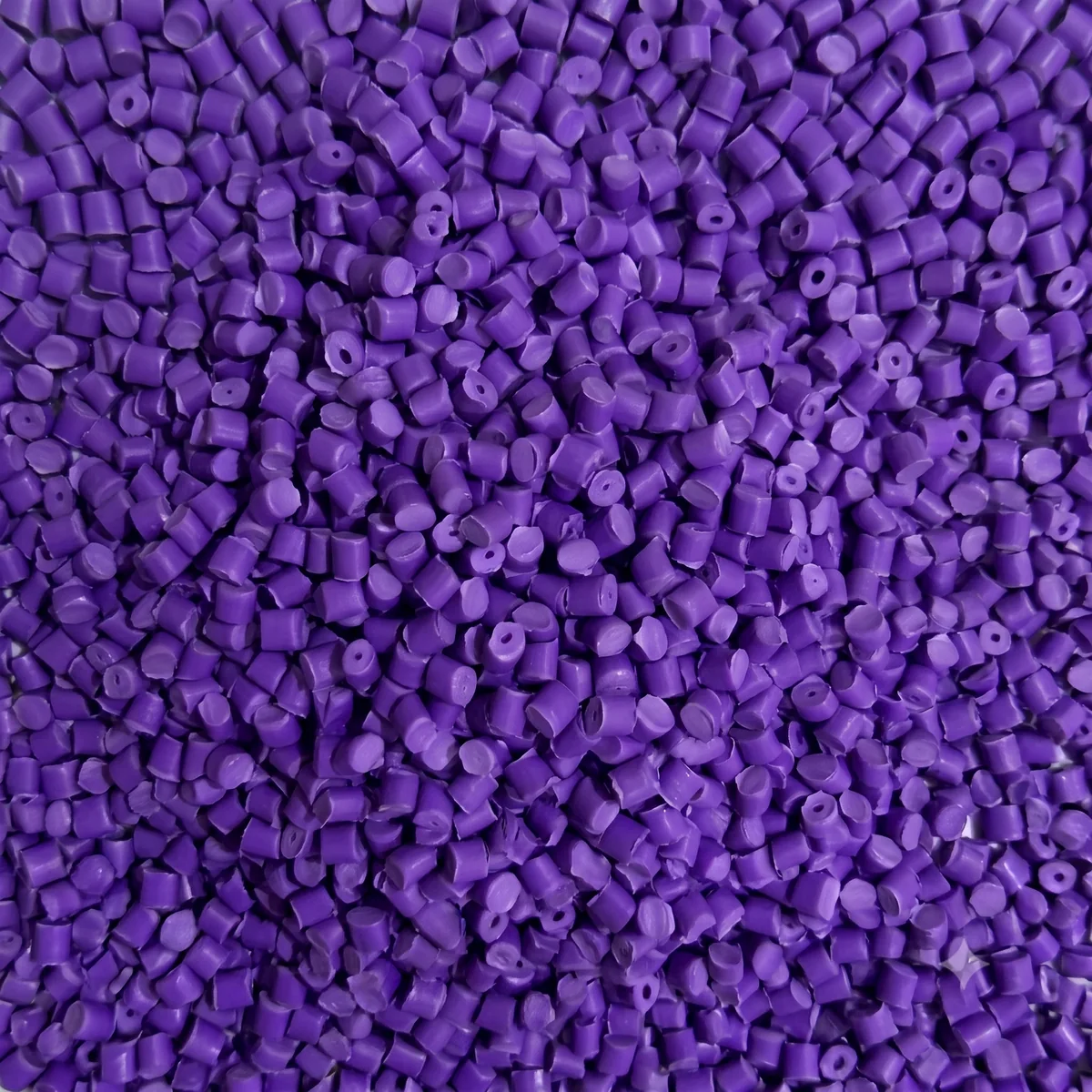 Purple color masterbatch swatch, RAL 4005